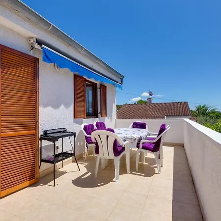 Nives, Artatore Πανσιόν Mali Lošinj